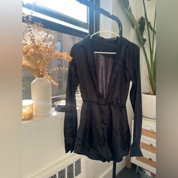 NWOT Black satin button up collared romper with long sleeves - Picture 5 of 6